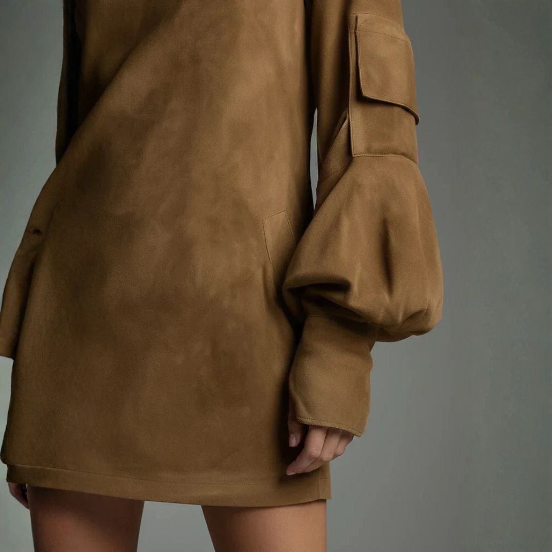 Veronica | Kort ruskindslook kjole med høj hals